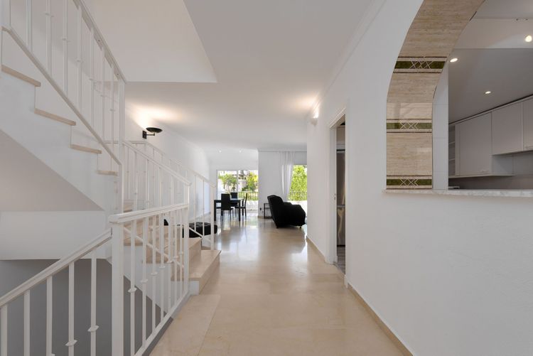 House | Resale in Benahavís in Benahavís, Costa del Sol - Photo 2