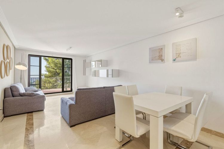 Apartment | Resale in Los Arqueros in Los Arqueros, Costa del Sol - Photo 4