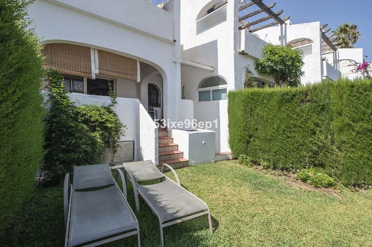 House | Resale in Estepona in Estepona, Costa del Sol - Photo 2