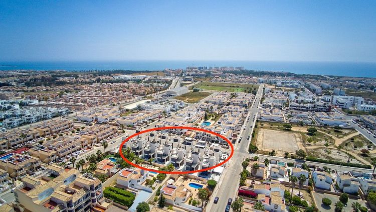 House | Resale in Punta Prima in Punta Prima, Costa Blanca - Photo 2