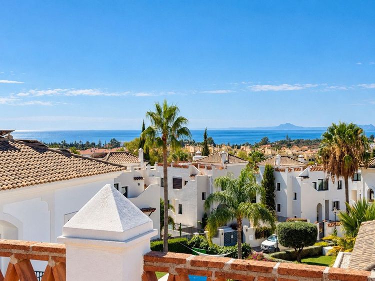 House | Resale in Selwo in Selwo, Selwo - La Concha-Resina Golf, Costa del Sol - Photo 3