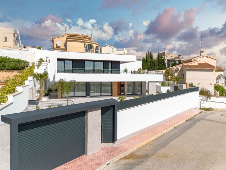 House | Resale in Rojales in Rojales, Rosales / Quesada, Costa Blanca - Photo 2
