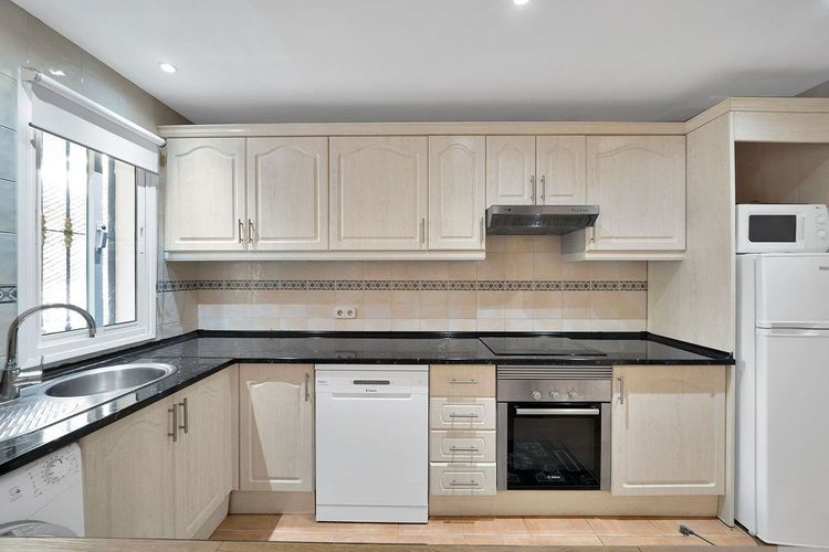 Apartment | Resale in Nueva Andalucía in Nueva Andalucía Others, Costa del Sol - Photo 4