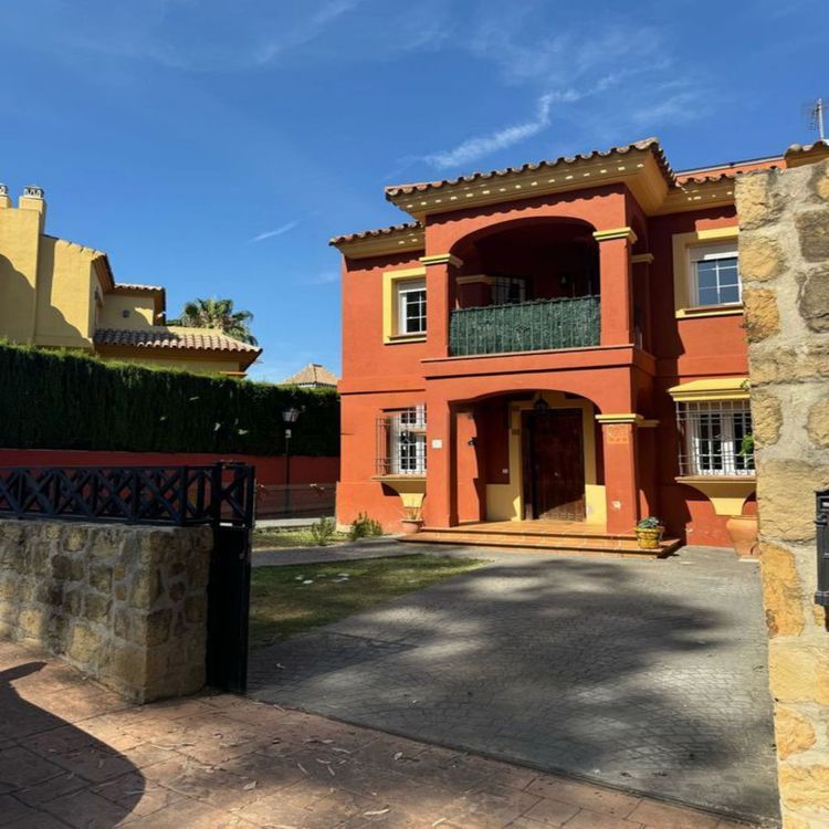 House | Resale in Guadalmina Alta in Guadalmina Alta, Costa del Sol - Photo 2