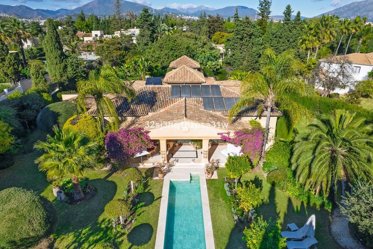 House | Resale in Guadalmina Baja in Guadalmina Baja, Costa del Sol - Photo 2