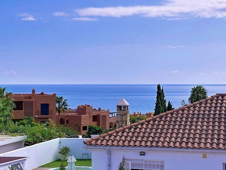 House | Resale in Estepona in Estepona, Costa del Sol - Photo 2
