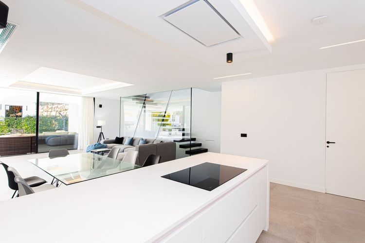 House | Resale in Marbella in Estepona, Costa del Sol - Photo 4