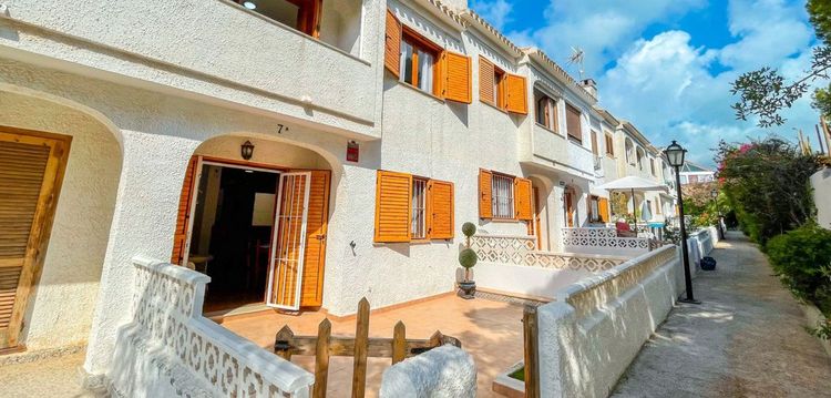 House | Resale in Playa Flamenca in Playa Flamenca, Costa Blanca - Photo 2