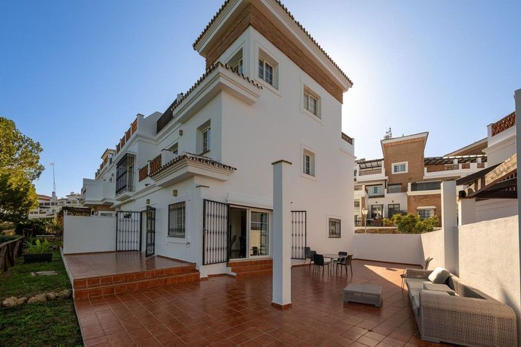 House | Resale in Alhaurín de la Torre in Alhaurín de la Torre, Costa del Sol - Photo 2