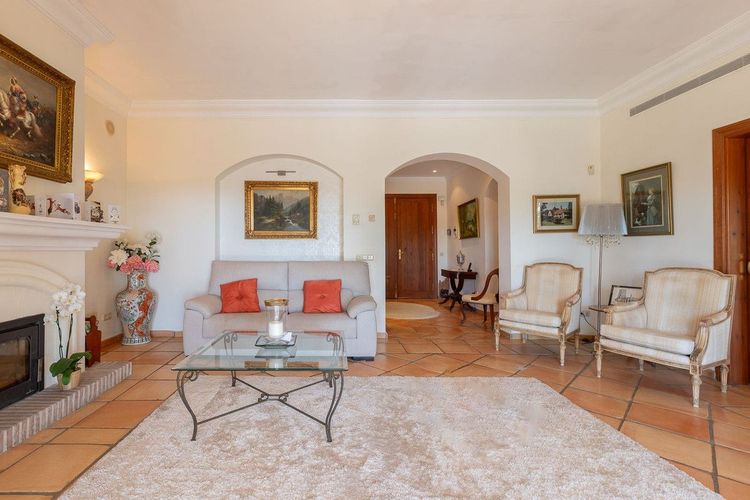 House | Resale in Elviria in Elviria, Costa del Sol - Photo 3
