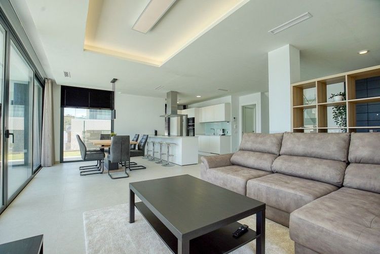 House | Resale in La Duquesa in La Duquesa, Costa del Sol - Photo 2