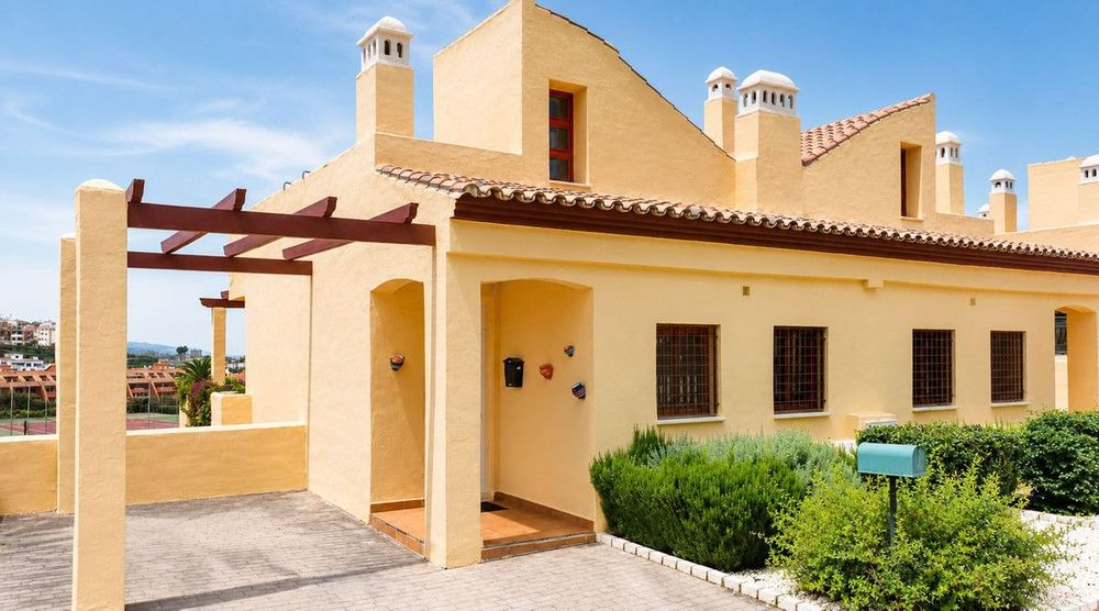 House | Resale in La Duquesa in La Duquesa, Costa del Sol - Main property photo