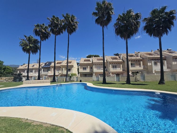 House | Resale in El Rosario in El Rosario, Costa del Sol - Photo 2
