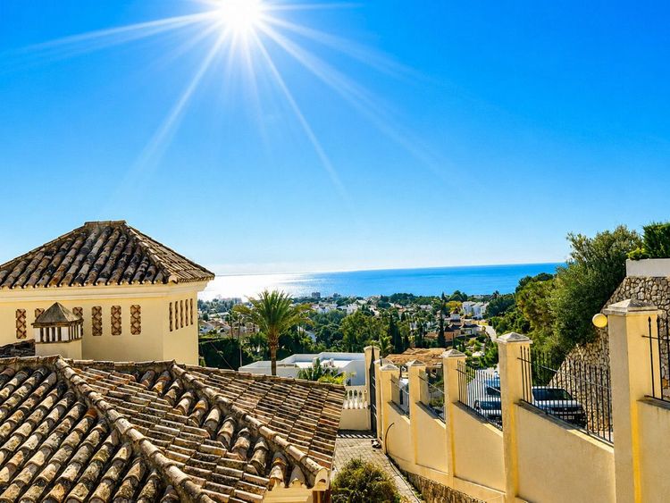 House | Resale in Calahonda in Calahonda, Costa del Sol - Photo 3