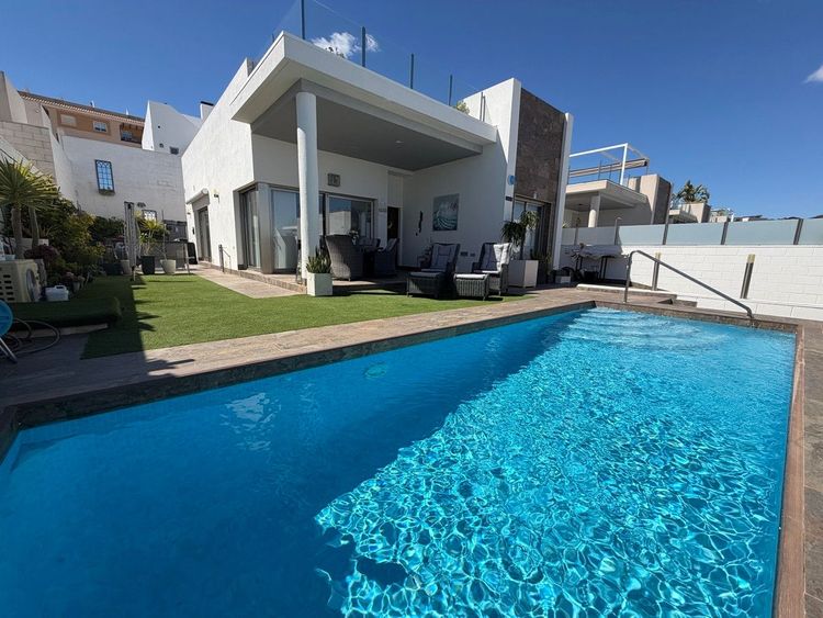 House | Resale in Villamartin in Villamartin, Orihuela Costa, Costa Blanca - Photo 2