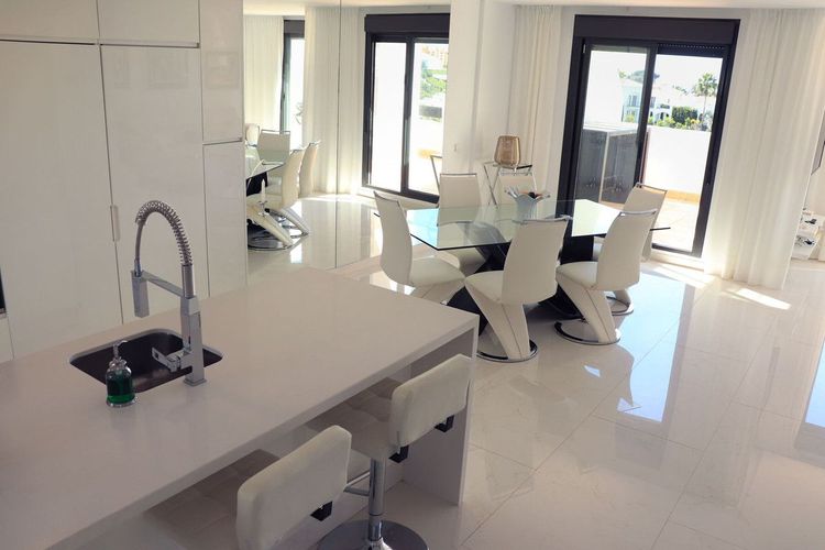 House | Resale in Estepona in Estepona, Costa del Sol - Photo 4