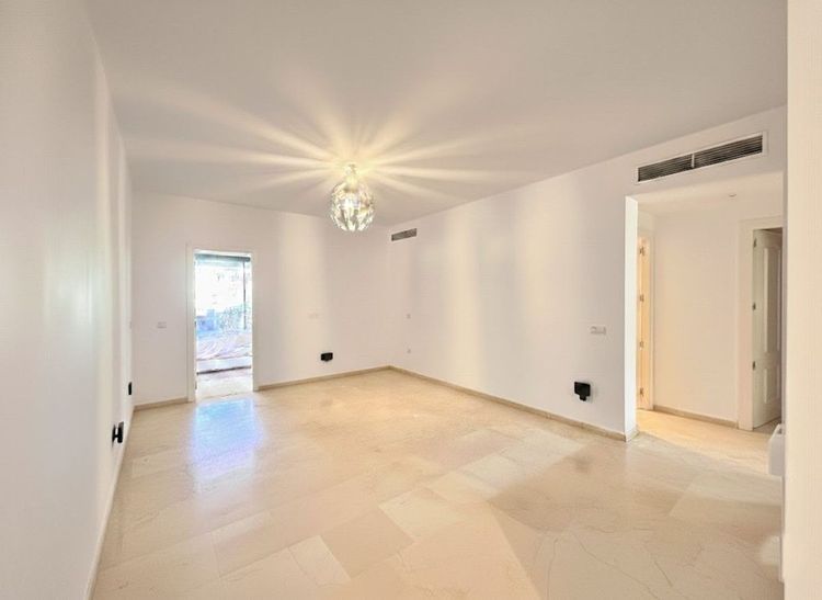 Apartment | Resale in Estepona in Estepona, Costa del Sol - Photo 4