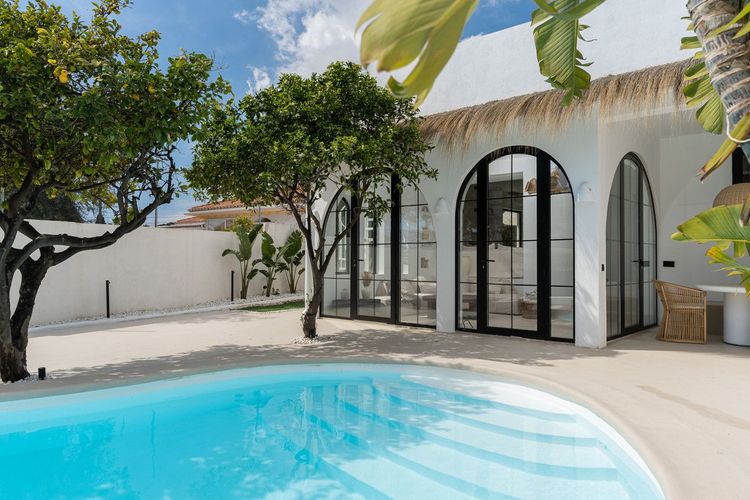House | Resale in El Pinillo in El Pinillo, Costa del Sol - Photo 2