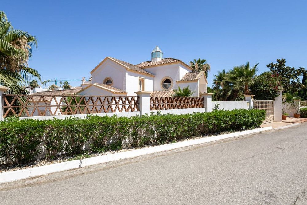 House | Resale in El Paraiso in El Paraiso, Costa del Sol - Main property photo