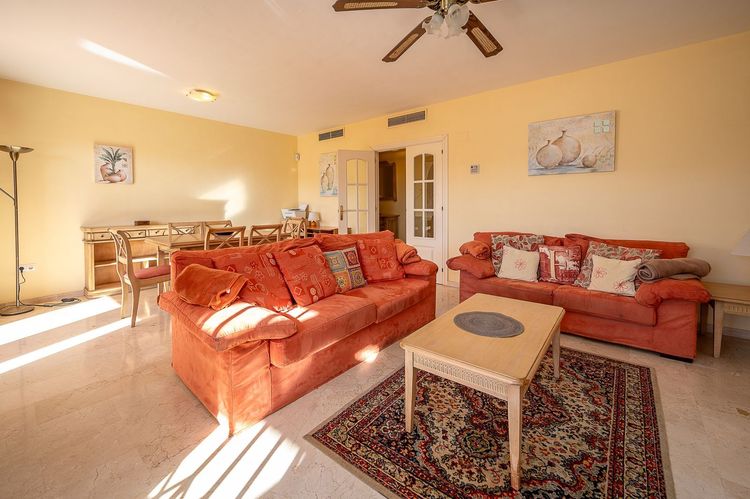 Apartment | Resale in El Faro in El Faro, Costa del Sol - Photo 5