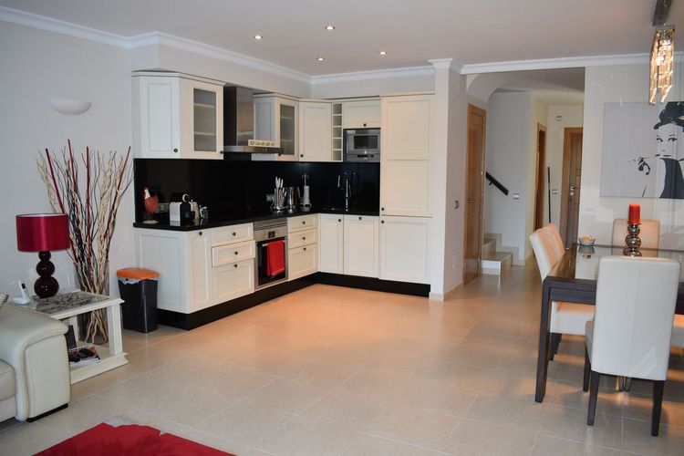 House | Resale in Calahonda in Calahonda, Costa del Sol - Photo 2