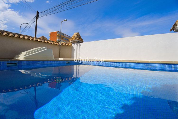 House | Resale in Torrevieja in Torrevieja, Costa Blanca - Photo 2