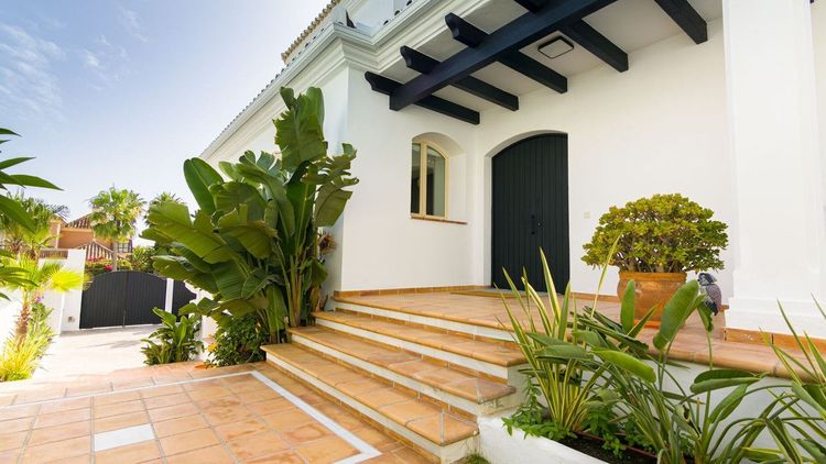 House | Resale in Las Chapas in Las Chapas, Costa del Sol - Photo 5