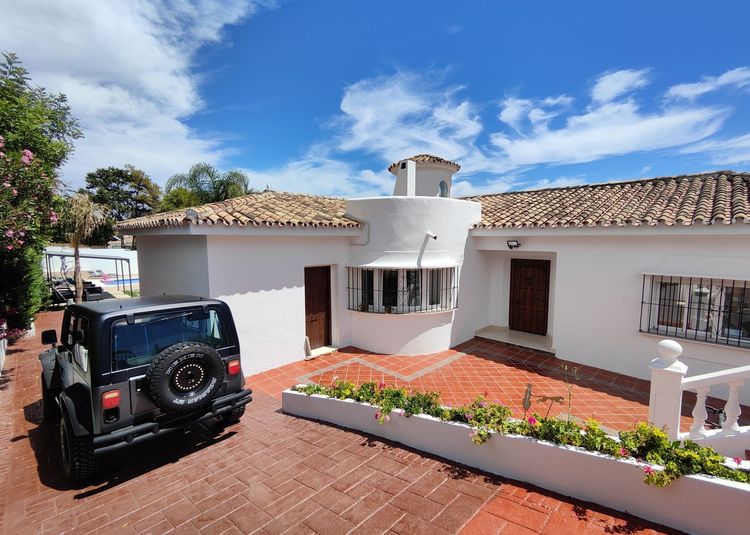 House | Resale in Estepona in Estepona, Costa del Sol - Photo 2