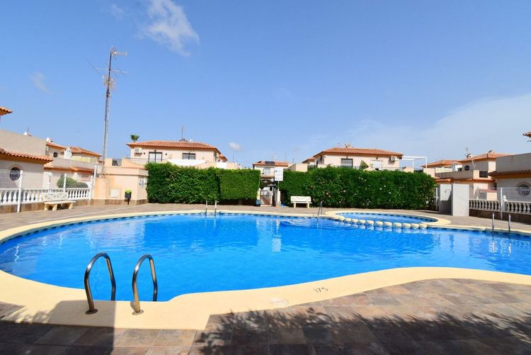 House | Resale in Playa Flamenca in Playa Flamenca, Costa Blanca - Photo 2