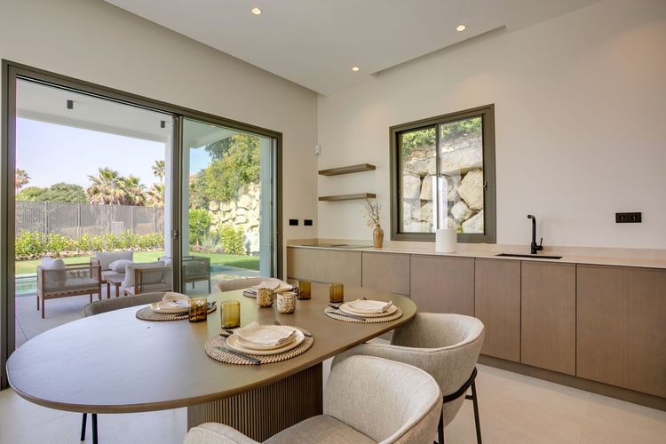 House | Resale in Estepona in Estepona, Costa del Sol - Photo 5