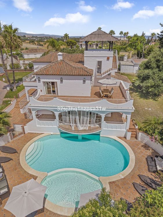 House | Resale in Estepona in Estepona, Costa del Sol - Photo 3
