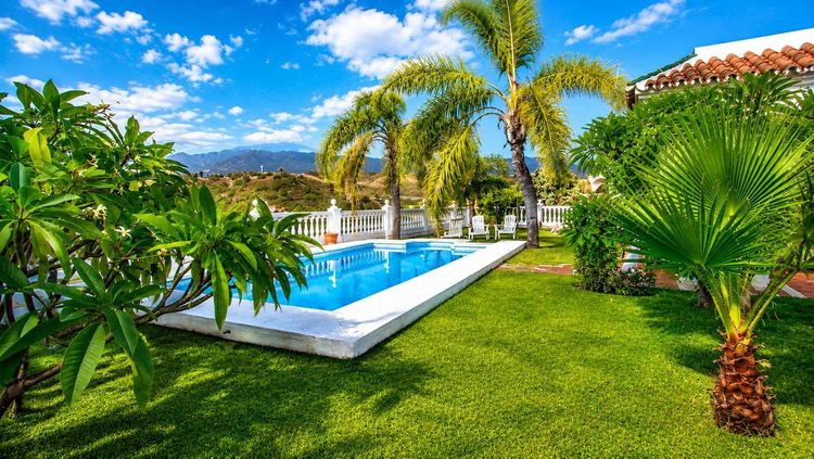 House | Resale in Estepona in Estepona, Costa del Sol - Photo 2