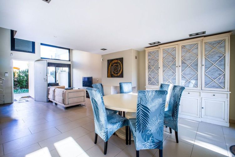 House | Resale in Estepona in Estepona, Costa del Sol - Photo 4