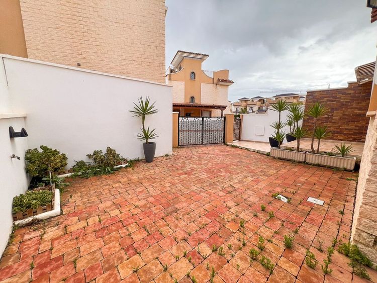 House | Resale in Pilar de la Horadada in Pilar de la Horadada, Costa Blanca - Photo 4