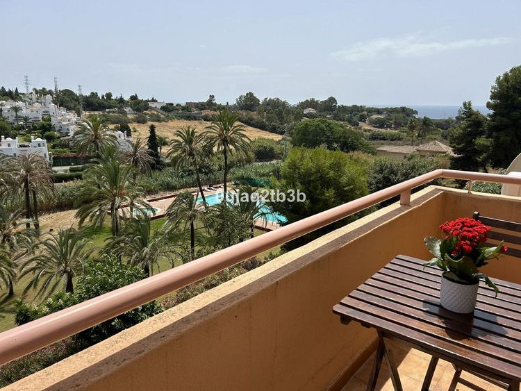 Apartment | Resale in New Golden Mile in New Golden Mile, Costa del Sol - Photo 2
