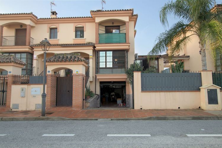 House | Resale in Alhaurín de la Torre in Alhaurín de la Torre, Costa del Sol - Photo 2