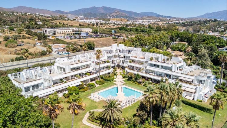 Apartment | Resale in Estepona in Estepona, Costa del Sol - Photo 3