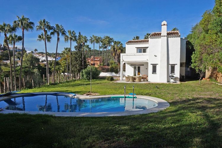 House | Resale in Calahonda in Calahonda, Costa del Sol - Photo 2