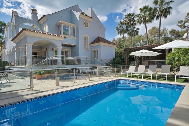 House | Resale in Puerto Banús in Puerto Banús, Costa del Sol - Photo 3