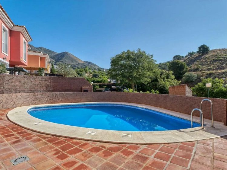 House | Resale in Torremar in Torremar, Costa del Sol - Photo 5