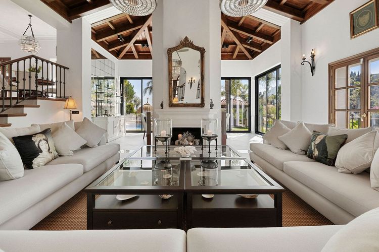 House | Resale in El Madroñal in El Madroñal, Costa del Sol - Photo 4