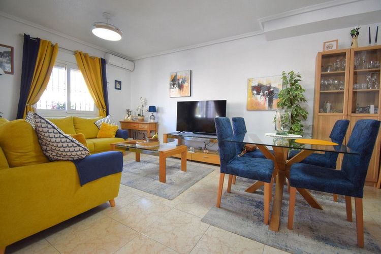 House | Resale in Playa Flamenca in Playa Flamenca, Costa Blanca - Photo 3
