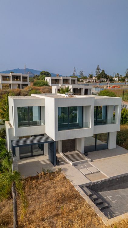 House | Resale in Estepona in Estepona, Costa del Sol - Photo 3