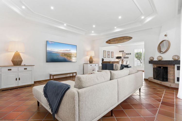 House | Resale in Las Chapas in Las Chapas, Costa del Sol - Photo 4