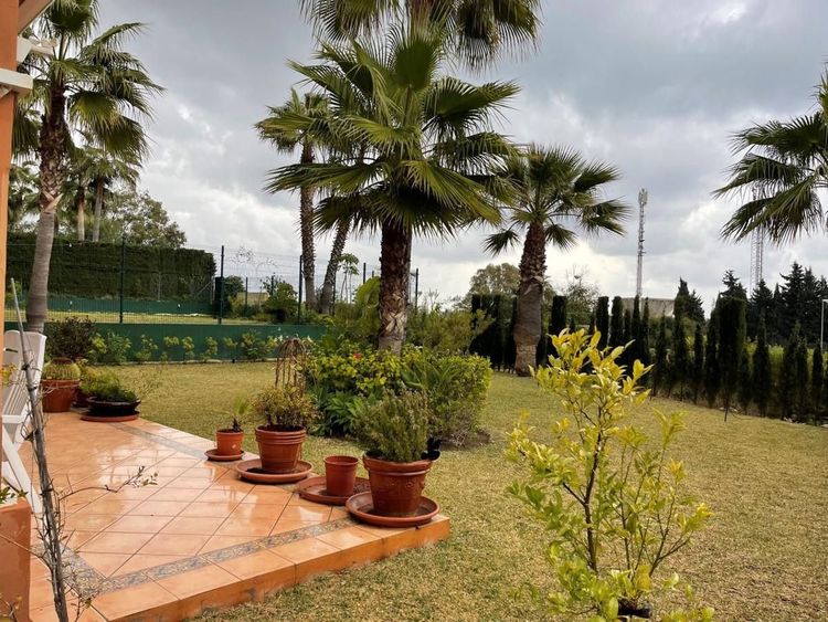 House | Resale in Estepona in Estepona, Costa del Sol - Photo 4