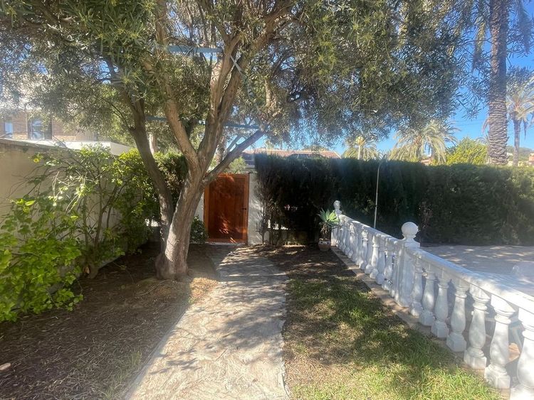 House | Resale in Cabo Roig in Cabo Roig, Costa Blanca - Photo 4