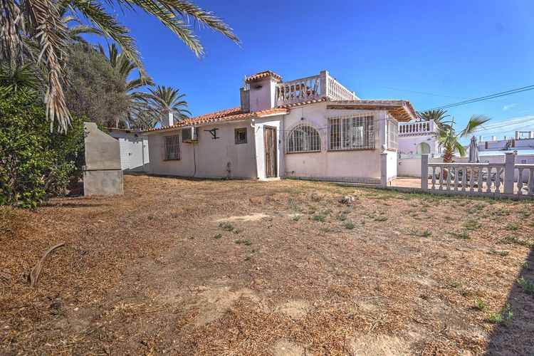 House | Resale in El Faro in El Faro, Costa del Sol - Photo 2