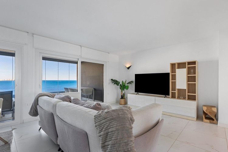 Apartment | Resale in Punta Prima in Punta Prima, Costa Blanca - Photo 2
