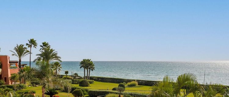 Apartment | Resale in Los Monteros in Los Monteros, Costa del Sol - Photo 2