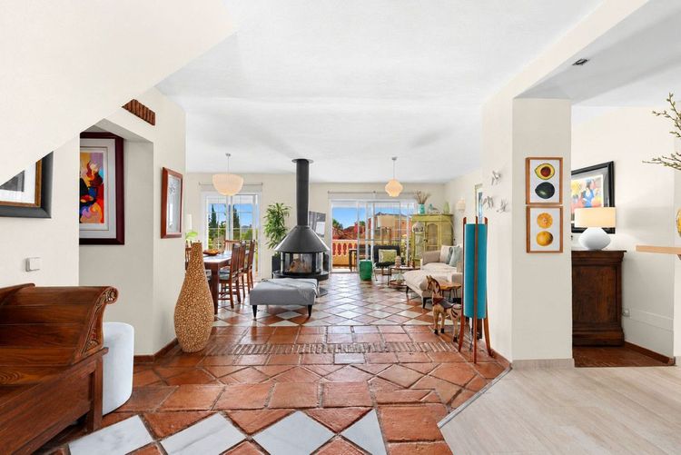 House | Resale in Estepona in Estepona, Costa del Sol - Photo 3
